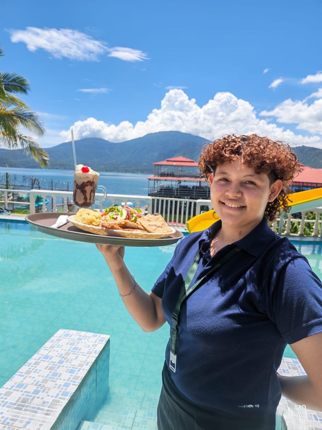 Piscina con vista al volcán y servicio de mesa hasta la orilla